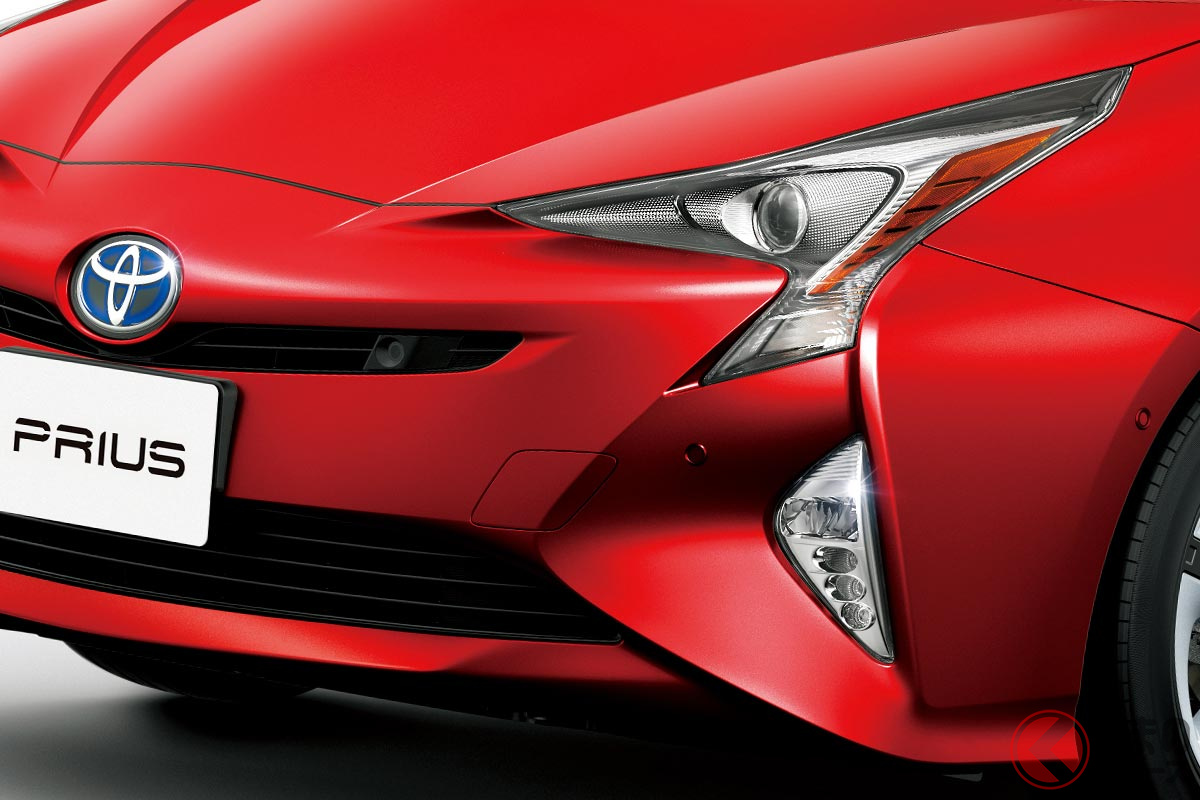 泣いているようなヘッドライトが斬新だったトヨタ「プリウス」(4代目)