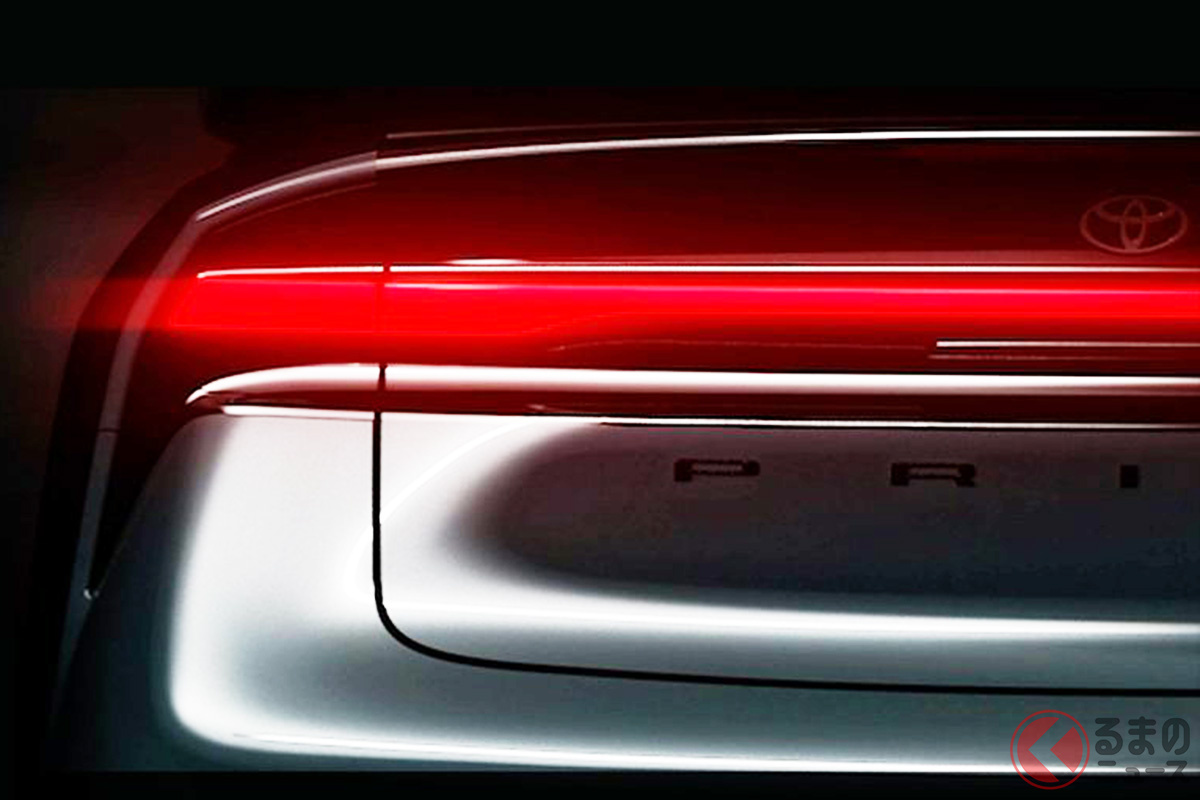 ワールドプレミア2日前にSNS投稿された新型プリウスのリア画像。横一文字ライトの下には「PRIUS」のエンブレムが!