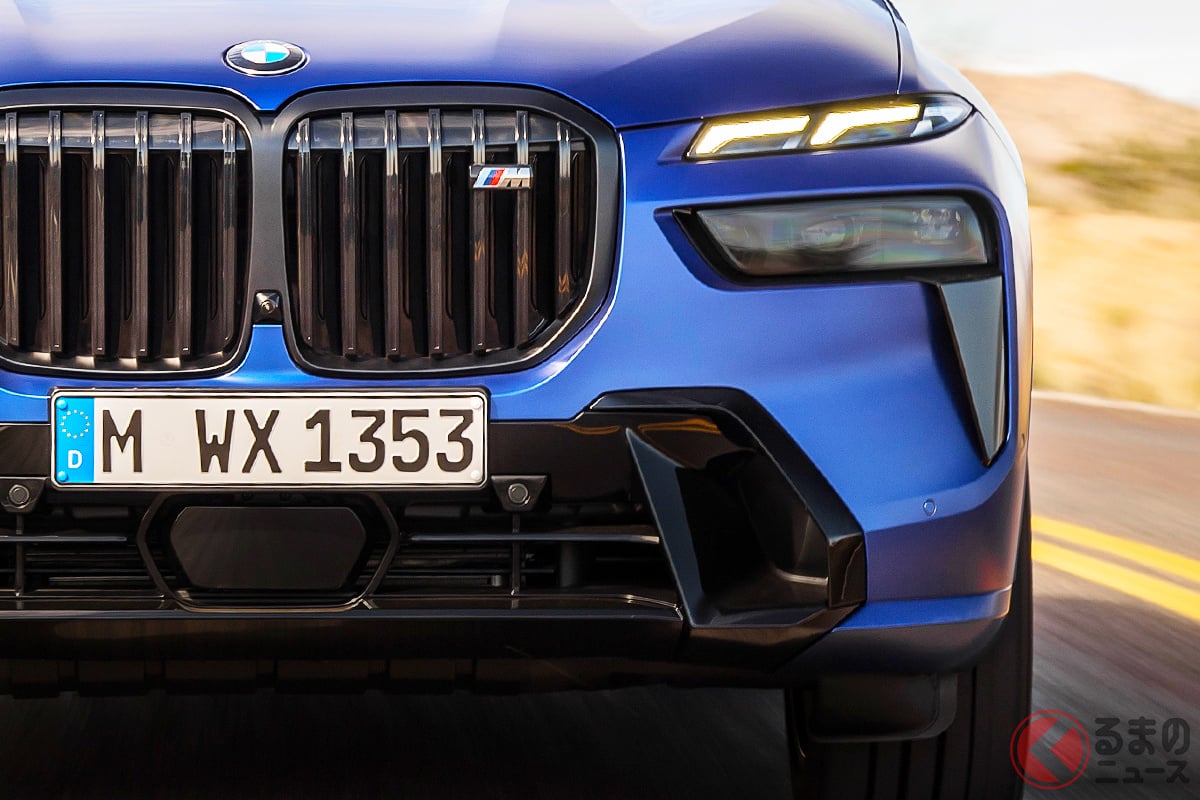 上下2段のヘッドライトと光るグリルを採用した新型BMW「X7」