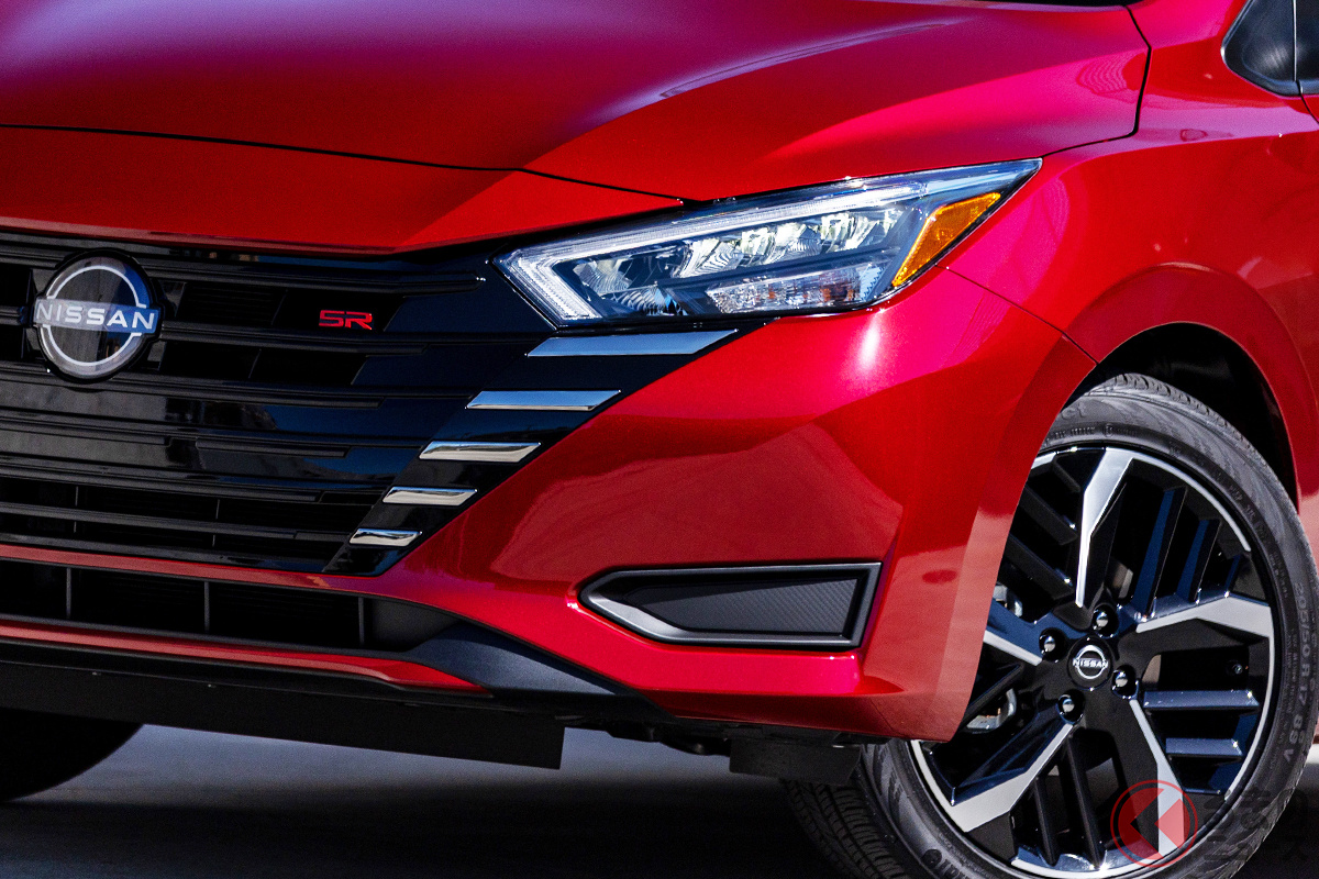 新「ギラグリル」採用で大迫力の日産 新「ヴァーサ(2023年モデル)」