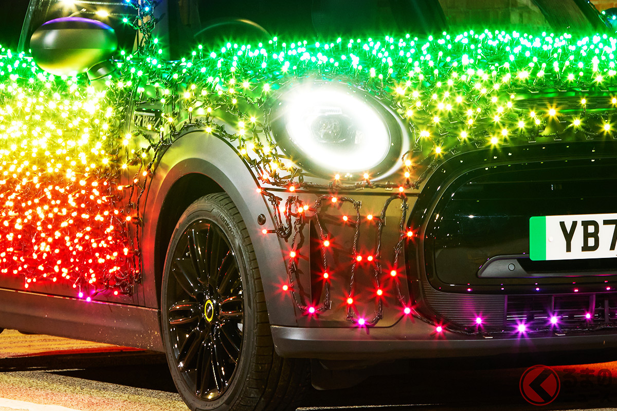 クリスマス電飾が施された「MINIエレクトリック」2022年特別モデル(フェスティブMINI2022)