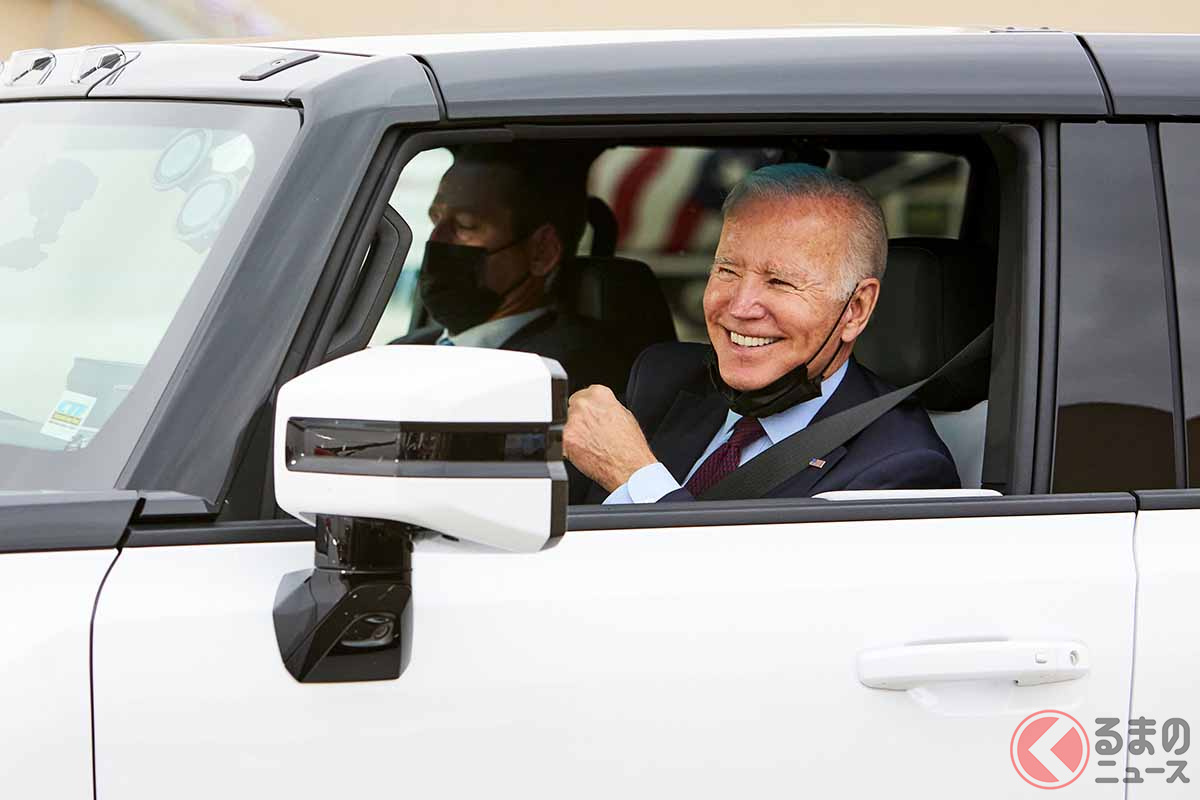 「ハマーEVピックアップ」のハンドルを握り笑顔のバイデン大統領
