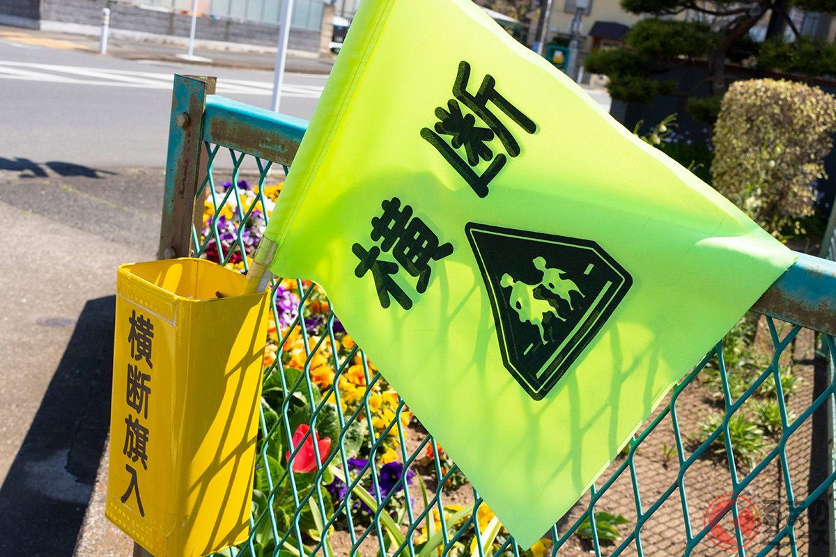 横断歩道を渡る前には安全な場所で待機しておくほうがいい