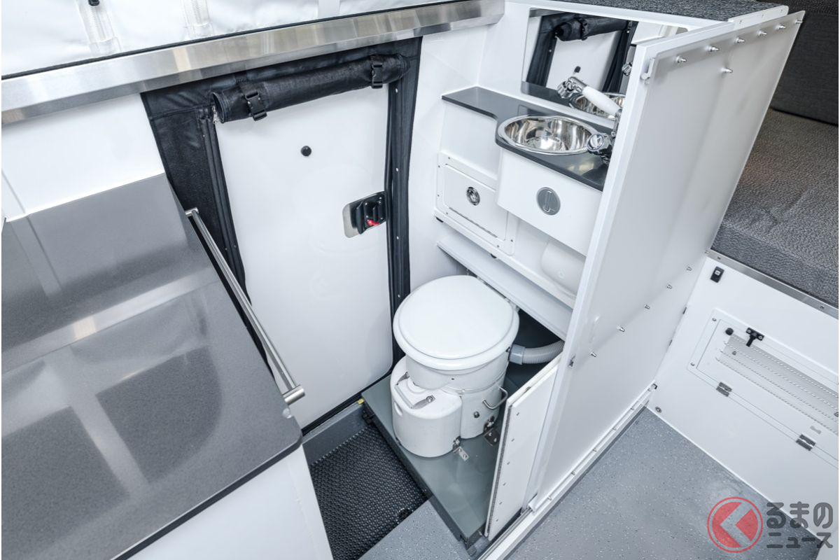 8000万円近い海外勢キャンピングカー「アースクルーザー(Earthcruiser Overland Vehicles)」に設置されるトイレは本格的!