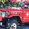 まるで消防車!?  鮮烈レッドのトヨタ「ランクル」キャンパーが800万円超え！ クラシックな本格オフローダー カナダで販売