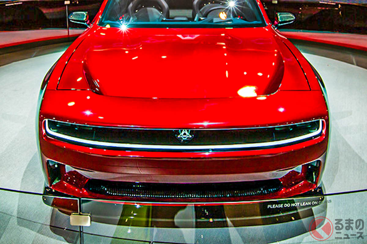 SEMAショー2022で公開されたストライカー・レッドの新型「ダッジ チャージャー デイトナ SRT コンセプト」