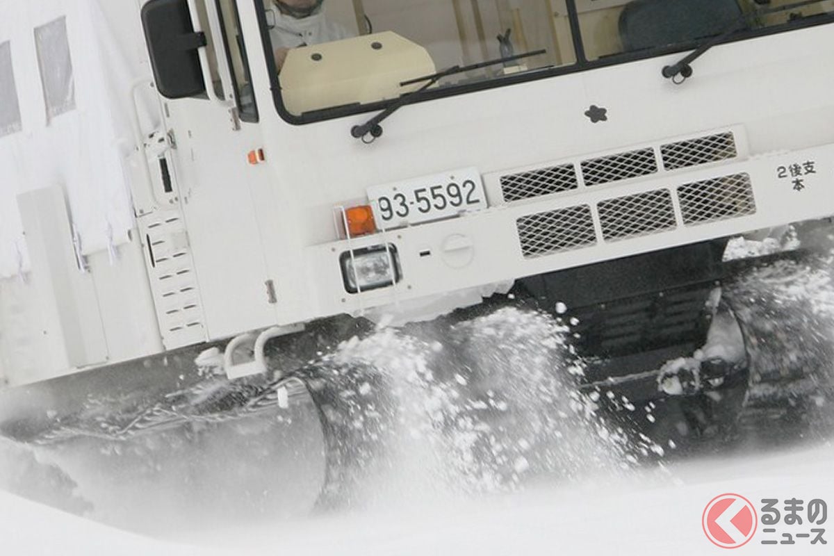 大規模な立ち往生などで活躍する自衛隊車両! 新雪の中を進む10式雪上車(画像:陸上自衛隊)