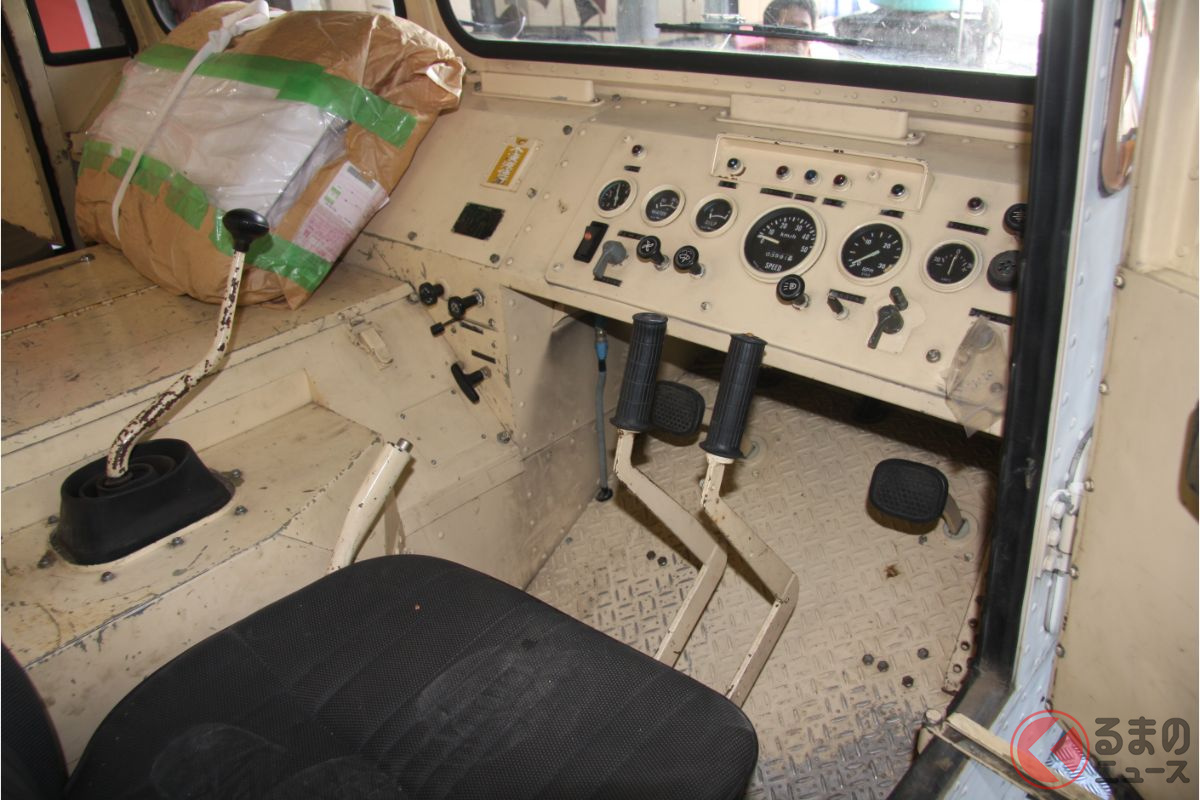 78式雪上車の操縦席、トラックというより重機に近い運転装置(撮影:月刊PANZER編集部)