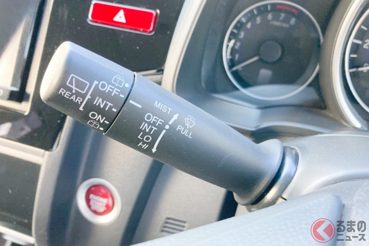 今のクルマは電動式が多いウインドウウォッシャースイッチ