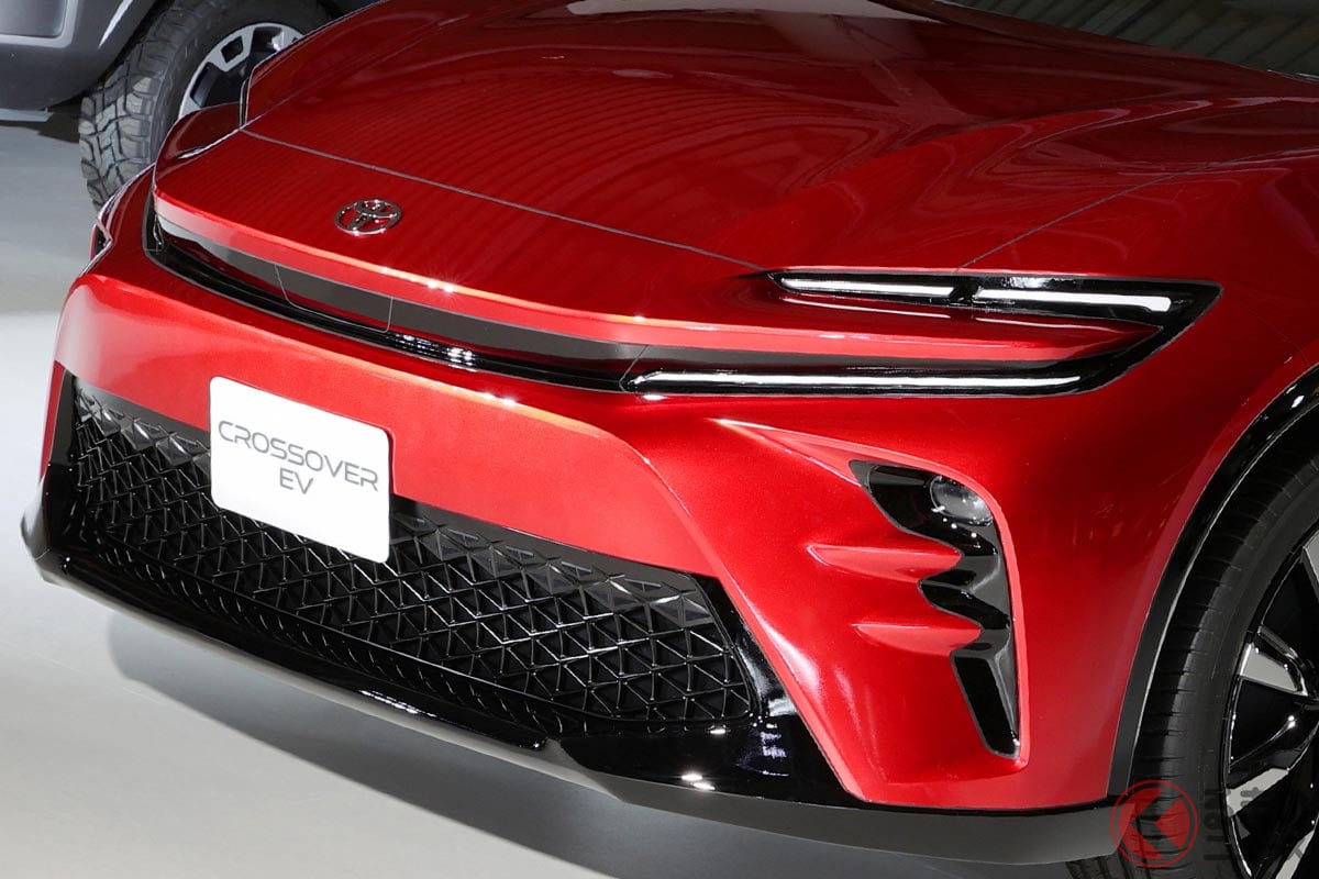 トヨタが世界初公開した新型「クロスオーバーEV」(撮影:三橋仁明/N-RAK PHOTO AGENCY)