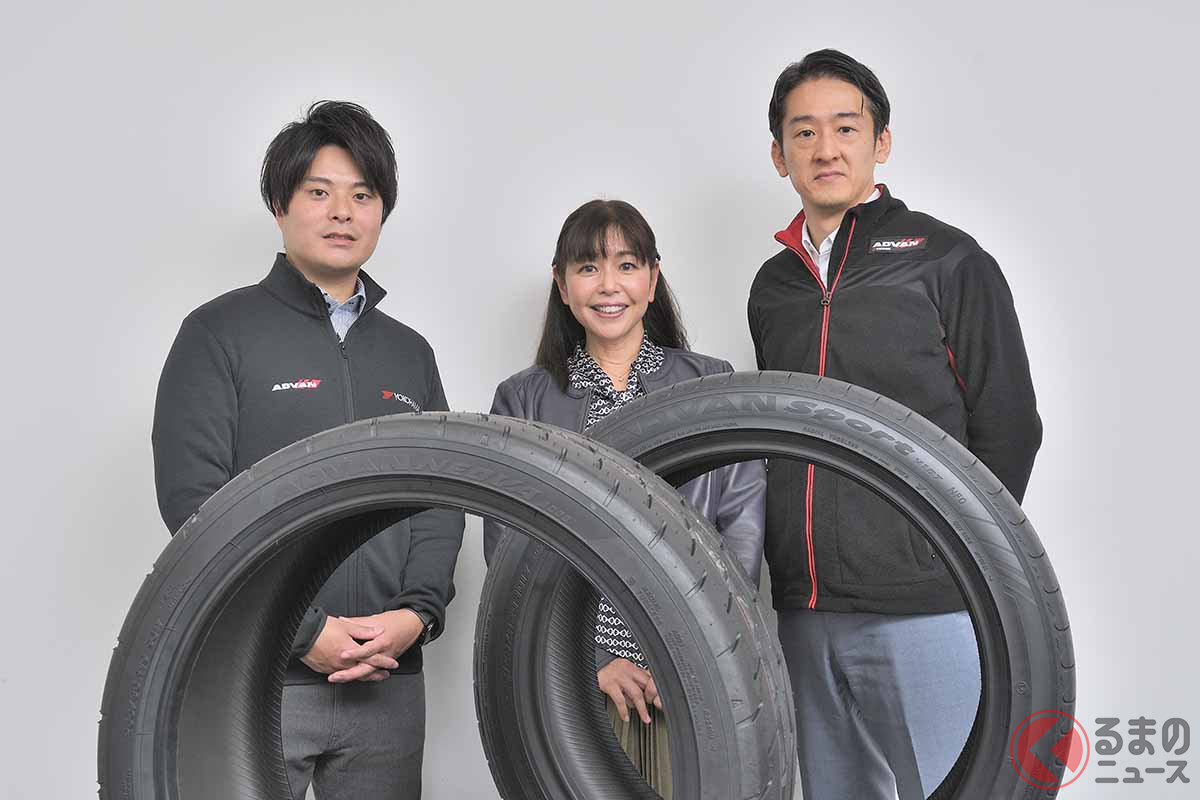 筆者の竹岡圭さんを囲んで「アドバン・ネオバAD09」の開発者、横浜ゴム消費財製品開発部 製品企画1グループの佐々木 浩長さん(左)と「アドバン・スポーツV107」の開発者、横浜ゴム消費財企画部 製品企画1グループ グループリーダーの小畑恒平さん