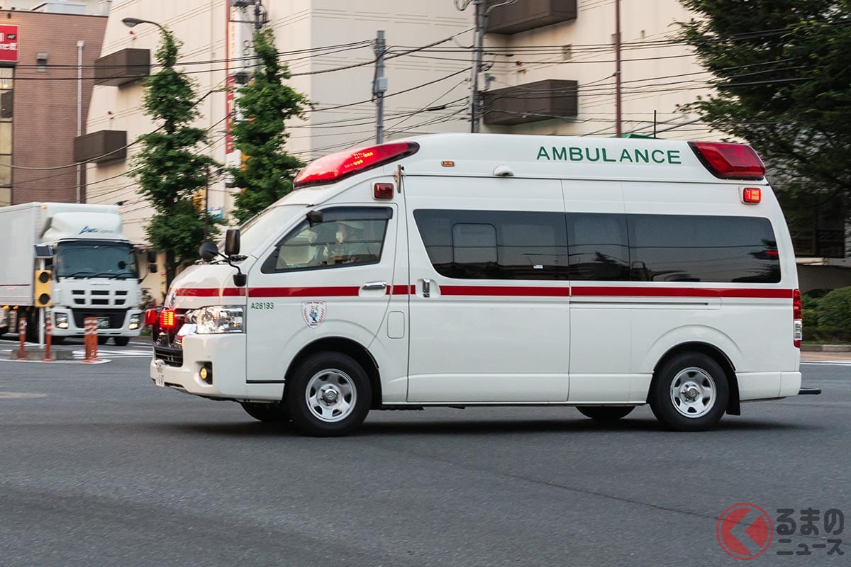 サイレンを鳴らしながら交差点を進む救急車