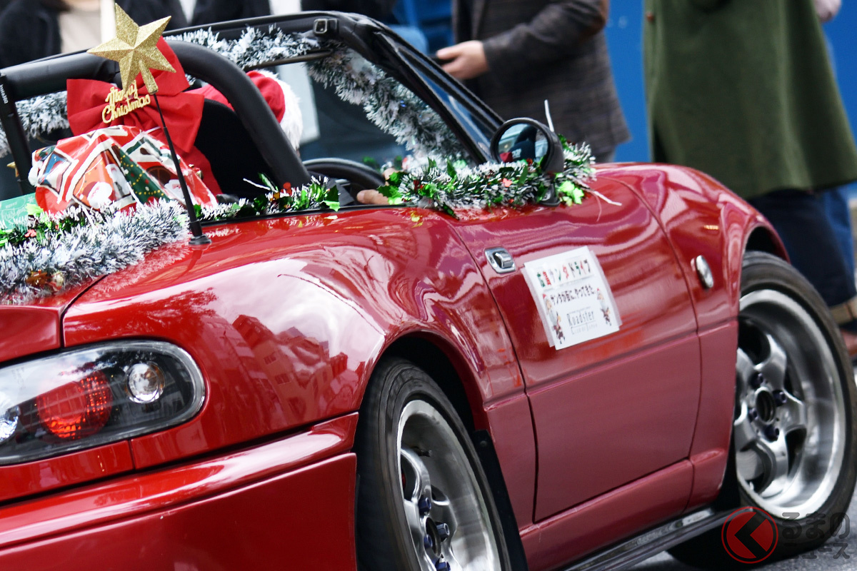 クリスマス仕様のロードスターが市街地を走る!(画像提供:ロードスタークラブオブジャパン)