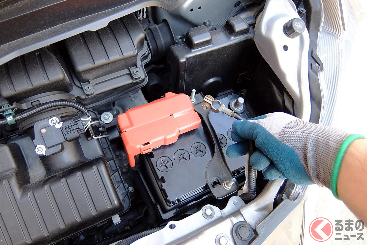 ボンネット内に収められているバッテリー