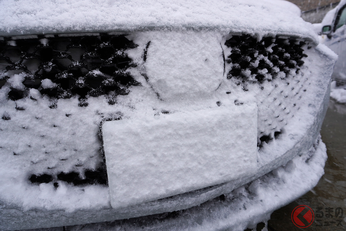 雪でナンバーが真っ白！ 違反の対象になるのか