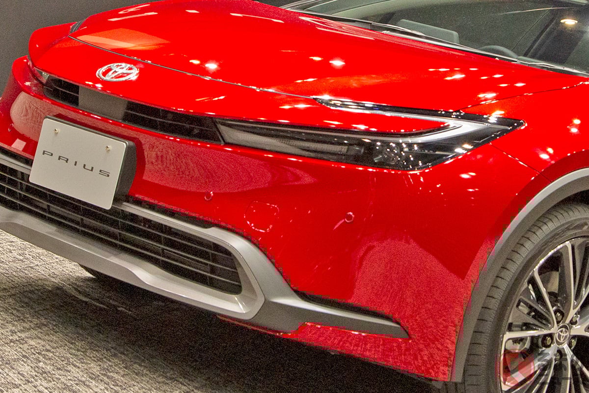 斬新なスタイリング以外にも、4世代に渡りつづいてきた「センターメーター」を廃止したことでも話題を呼んだトヨタ 新型「プリウス」(5代目モデル)