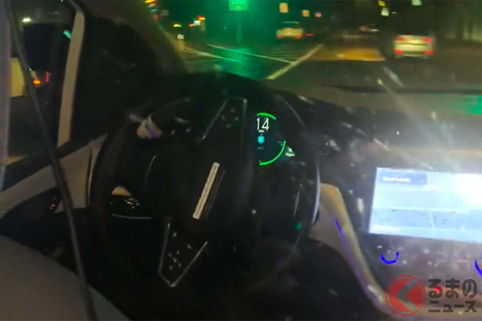 あれ? 運転手が乗っていない! 無人タクシーの正体とは(画像:エリカの投稿動画より)