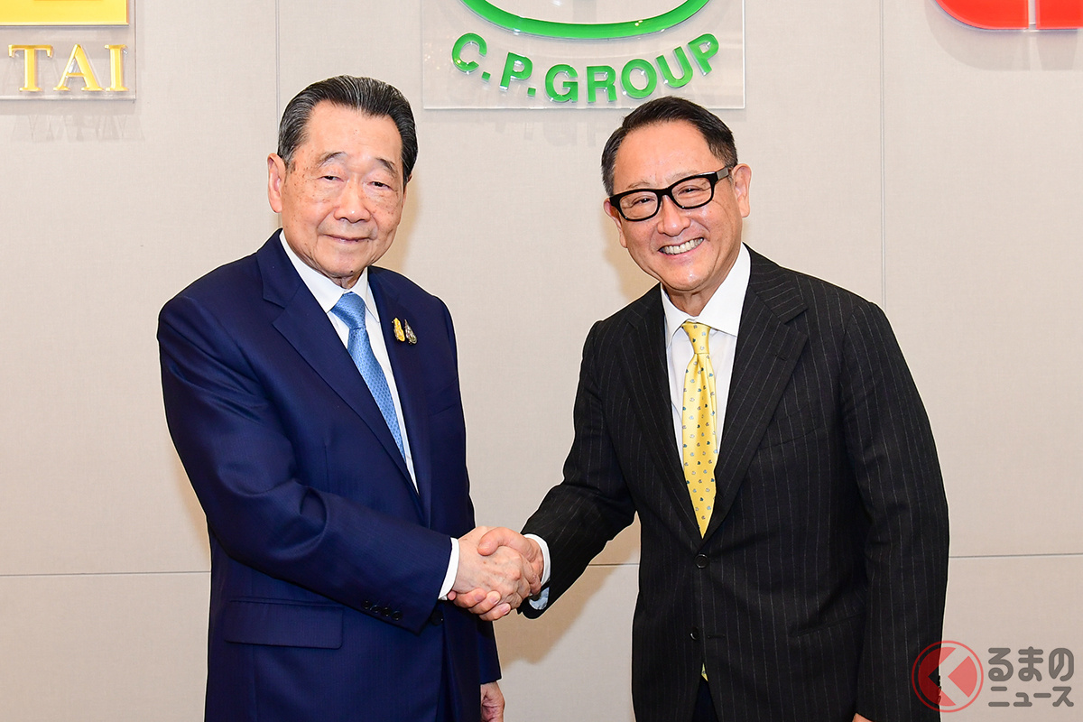 握手を交わすCPグループDhanin Chearavanont上級会長(左)とトヨタ豊田章男社長(右)
