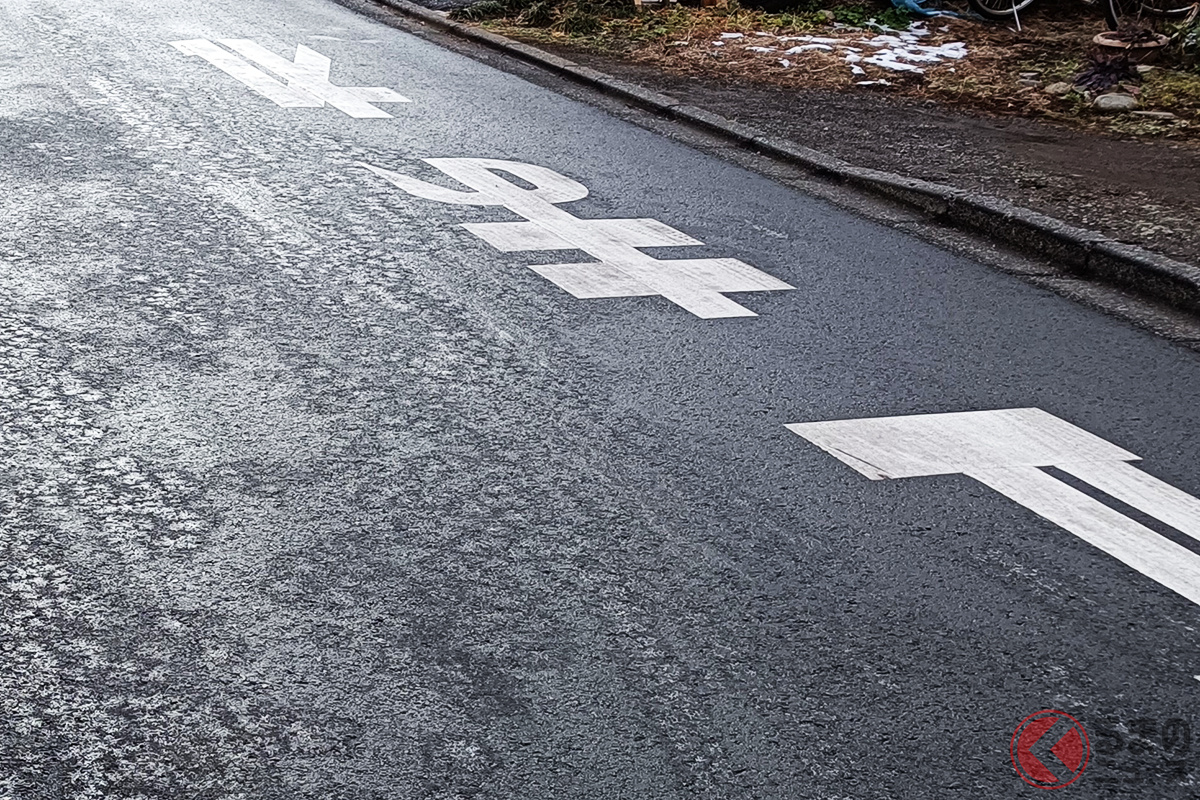 一見するとウエット路面に見えるものの、実は凍っているこの路面が「ブラックアイスバーン」という