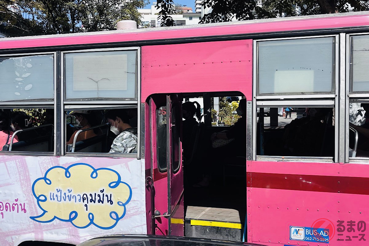 マジ? 走行中でもドア&マド全開の赤バスを発見! タイで見かけた驚きのバスとは