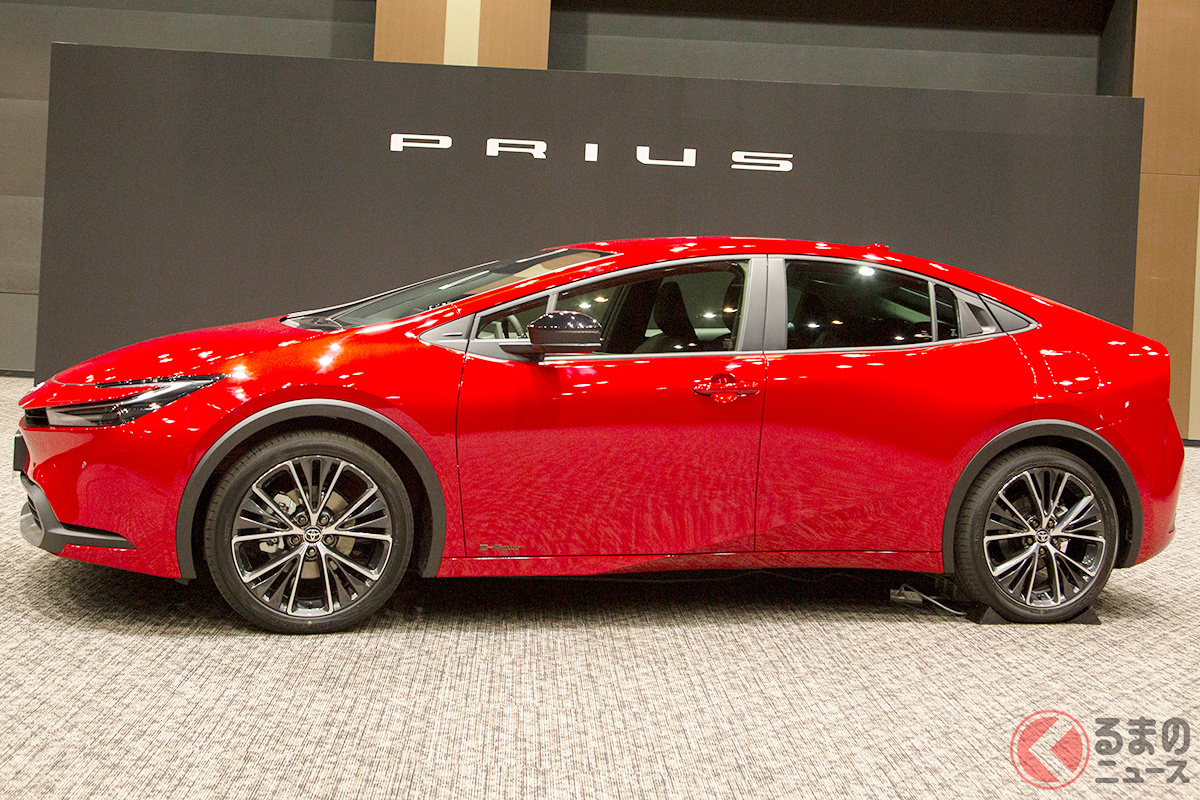 低くワイドでスポーティなフォルムに驚きの声があがった! 2022年11月16日に世界初公開されたトヨタ 新型「プリウス」(5代目)