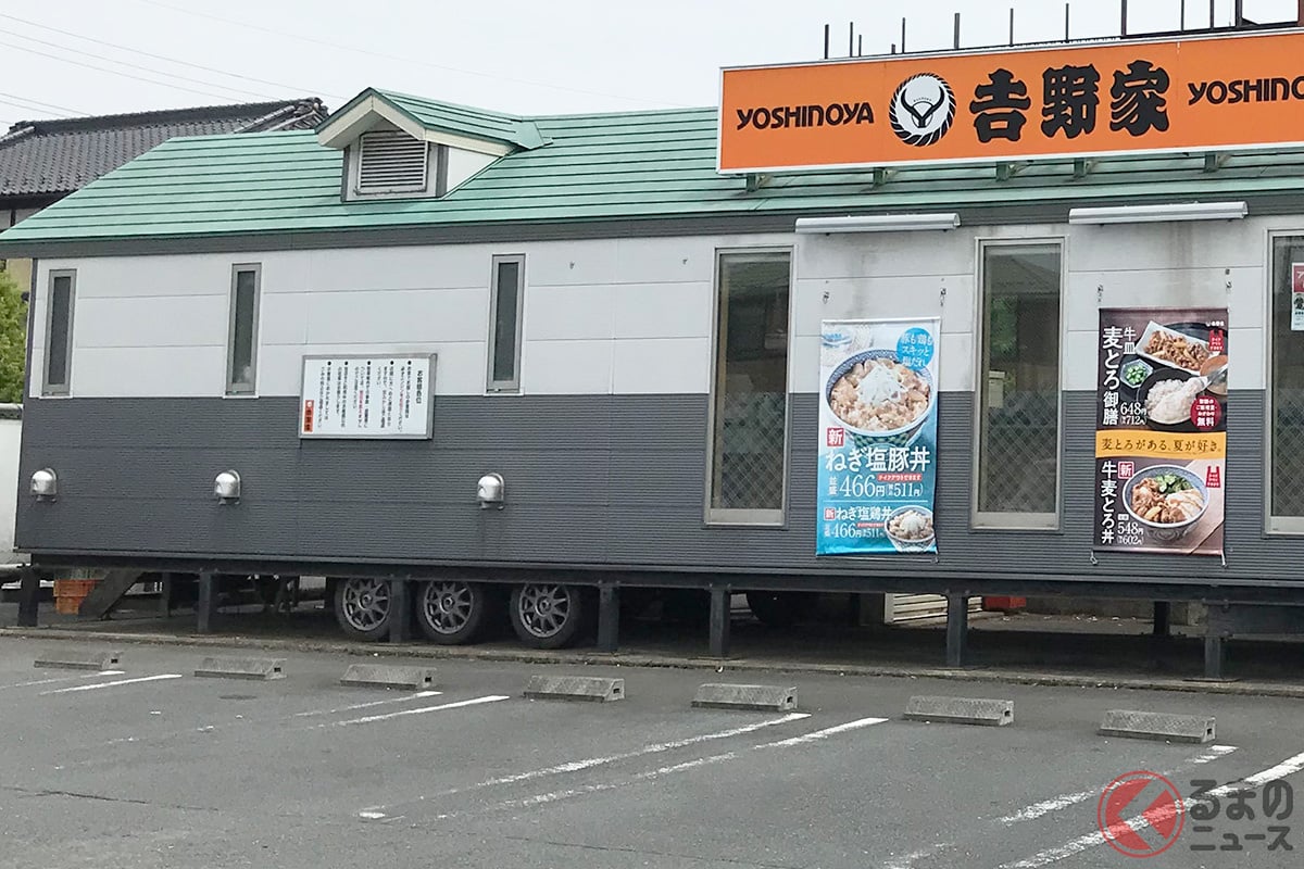 街中で見かける吉野家だけど…よく見るとタイヤが付いている? もしかして動くの?