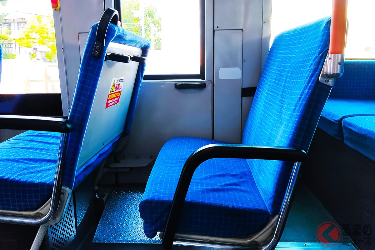 なぜ路線バスの多くが青い座席を採用する？ どの背景には何があるのか？