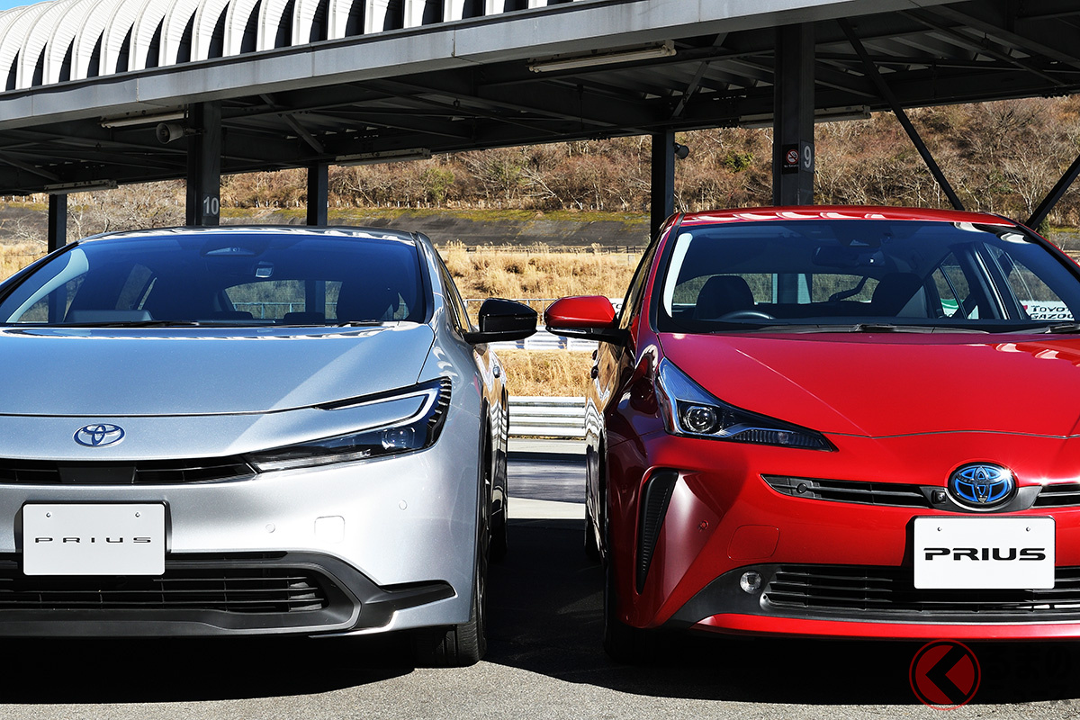 「かっこいい!」と話題の5代目となるトヨタ新型「プリウス」(左)と先代の4代目「プリウス」(右)は、どのような違いがあるのか?