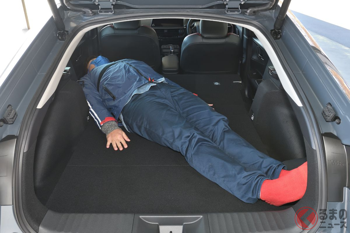 意外と寝れるじゃん! 新型「プリウス」で寝転んだら快適だった