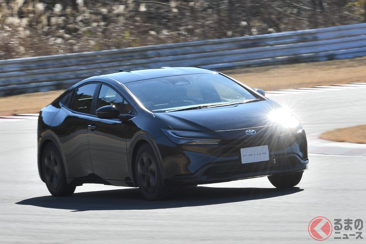 こりゃ驚いた! トヨタ新型「プリウス」が歴代と比べて全く別物になった? 走りの実力はいかに?(画像はプロトタイプ)
