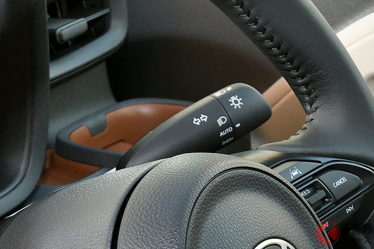 ワンタッチウインカーに頼らず状況に合わせた合図が必要(画像はトヨタ「シエンタ」)