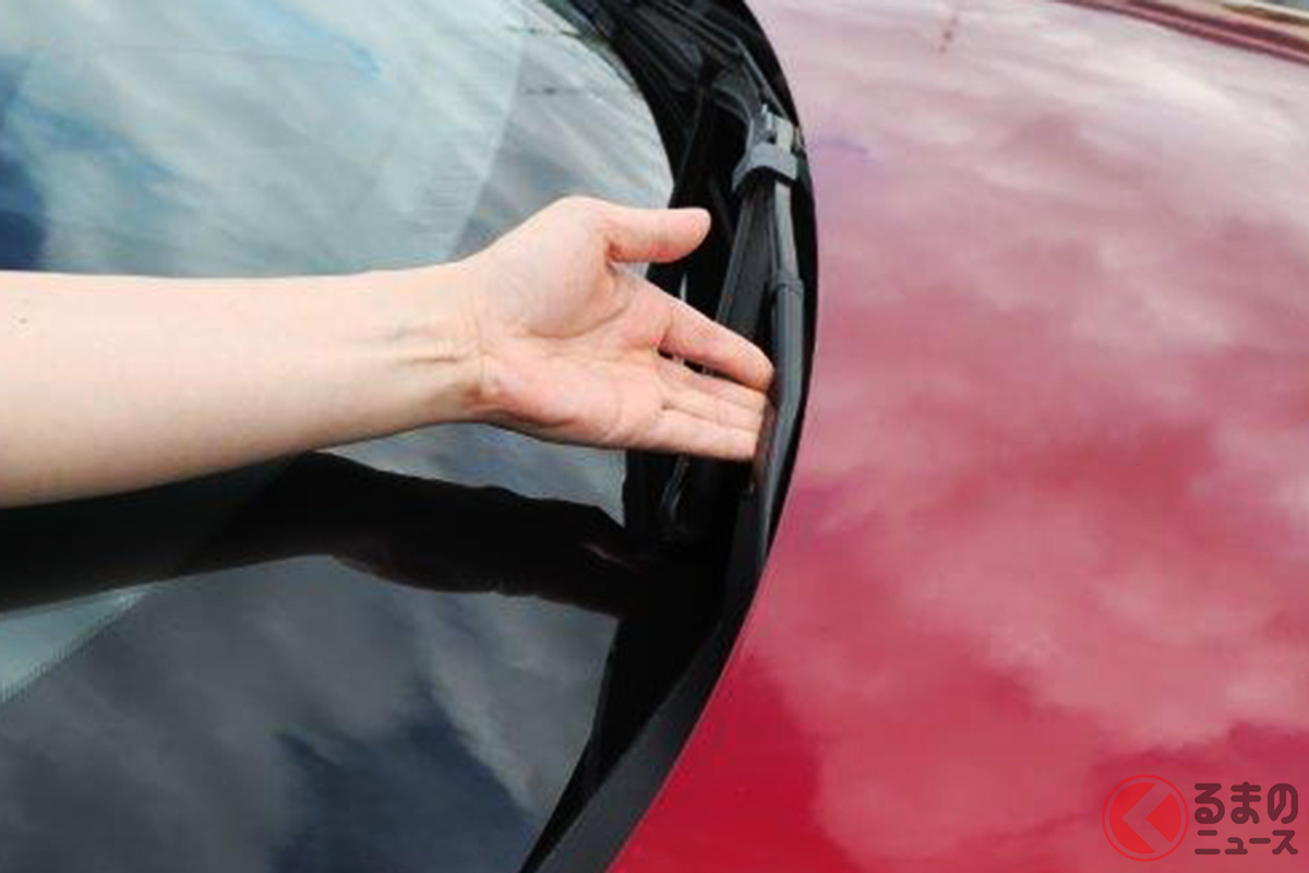 最近のクルマではデザインや空力を意識してボンネット内部にワイパーが隠れていることがある