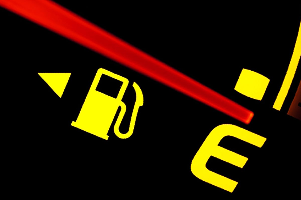 年末年始の遠出時に注意！ 高速道路でガス欠起こせば「違反」になる？ フューエルランプが点灯したら残りはどれくらい走れるの？