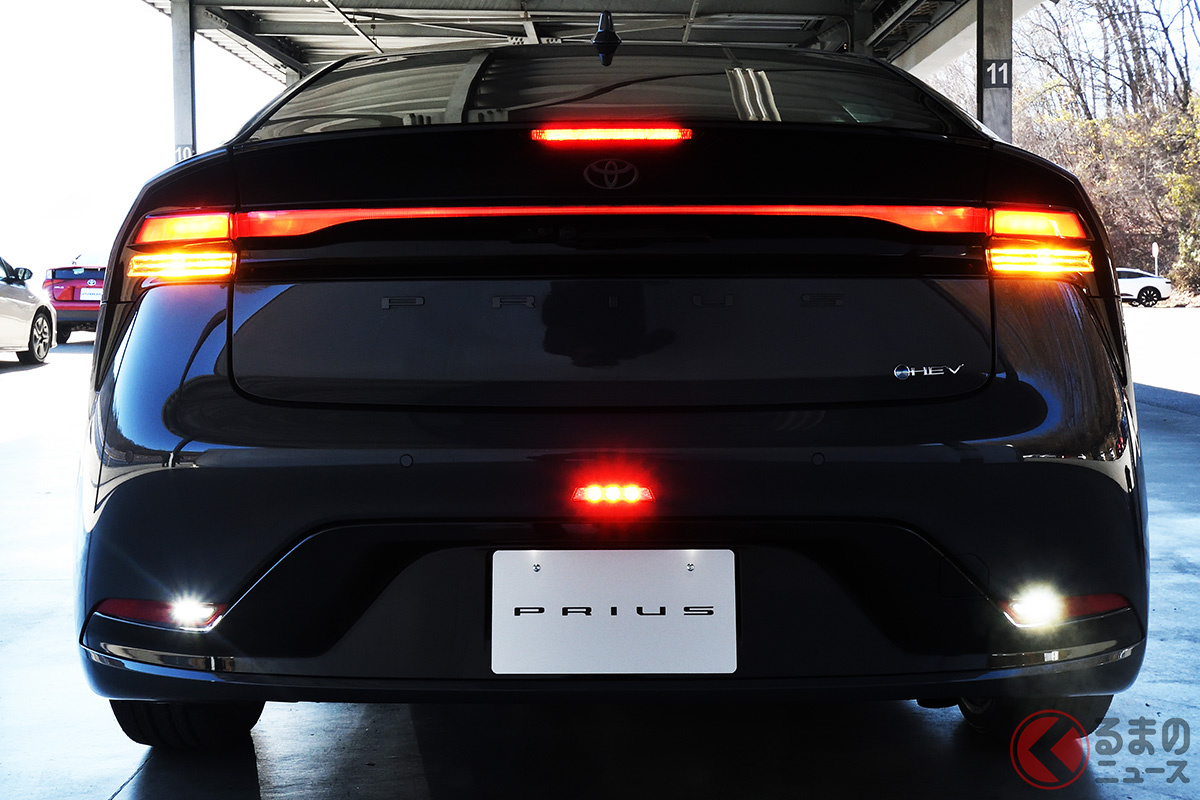 トヨタ新型プリウスには今流行りの横一文字リアコンビネーションランプが採用された!