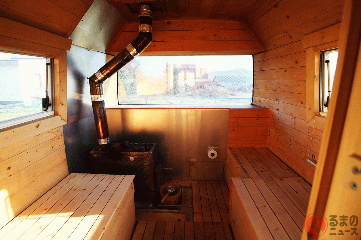 トヨタ「コースター」をベースにしただけあり、広々としたリビングスペース。町内産の木を多用しています