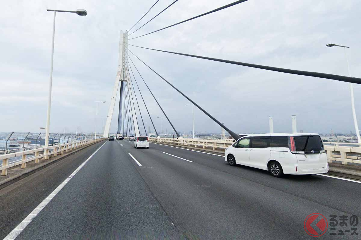 首都高速湾岸線の鶴見つばさ橋((C) Google)