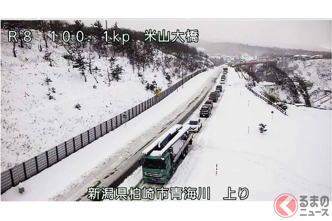 2022年12月19日からの大雪で発生した新潟県内国道8号の車両立ち往生の様子(画像:国土交通省北陸地方整備局)
