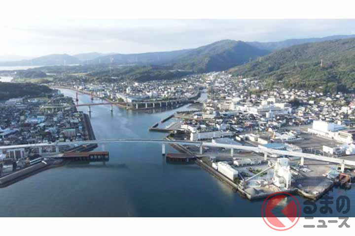 本渡瀬戸に架かる(手前から)天草未来大橋、天草瀬戸大橋、本渡瀬戸歩道橋(画像:熊本県)