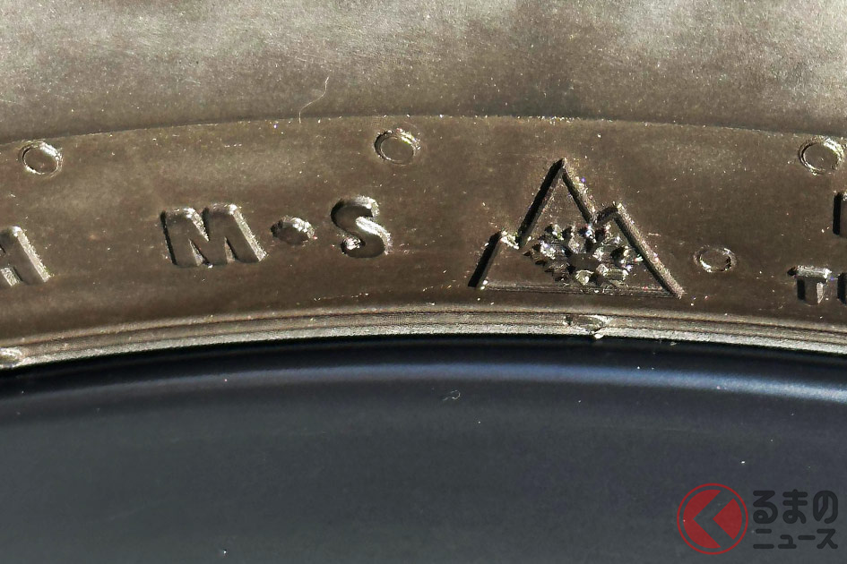 タイヤの側面に表記がある！左が「M+S」、右の山みたいなマークがスノーフレーク