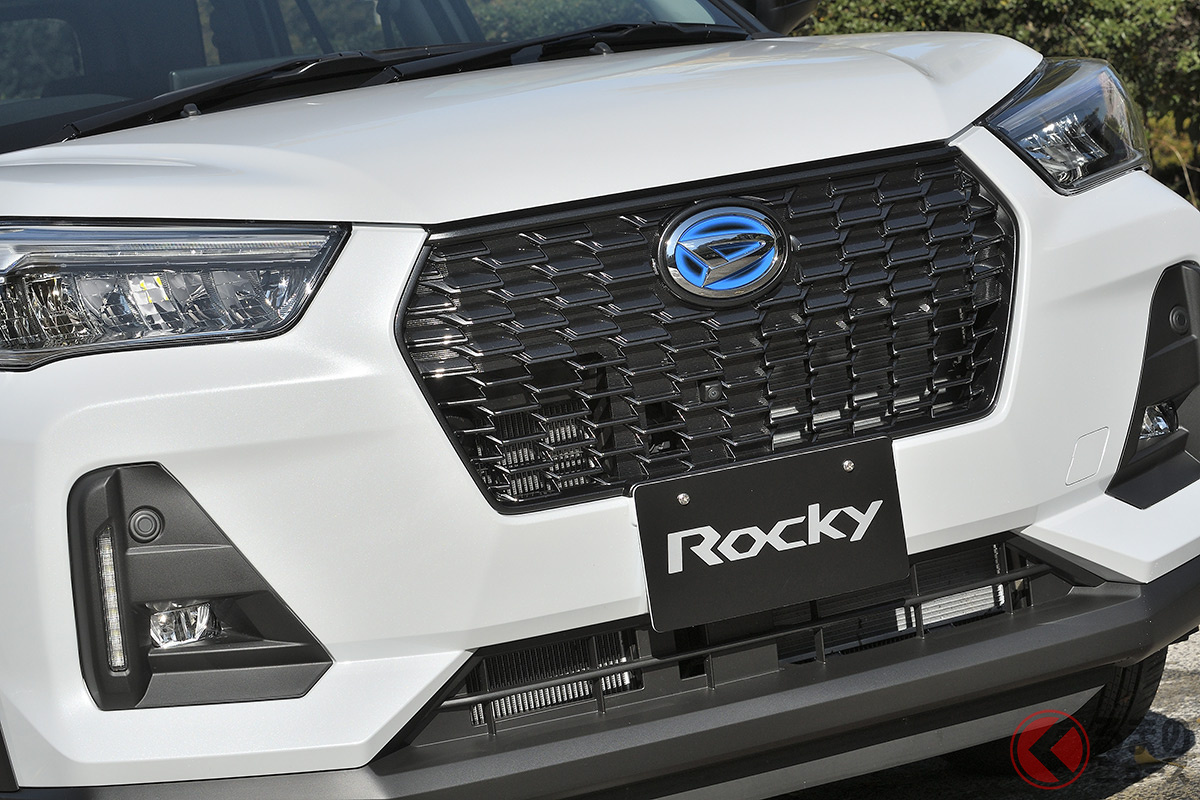 ダイハツ「ロッキー」のハイブリッド車はグリルデザインがガソリン車と異なる
