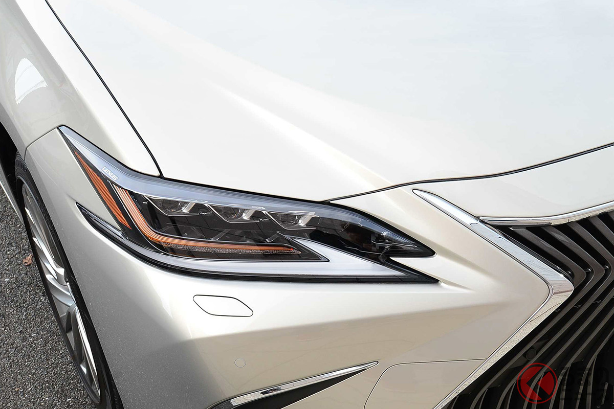 韓国でボンネットに落書きをされたという国産高級車レクサスのイメージ