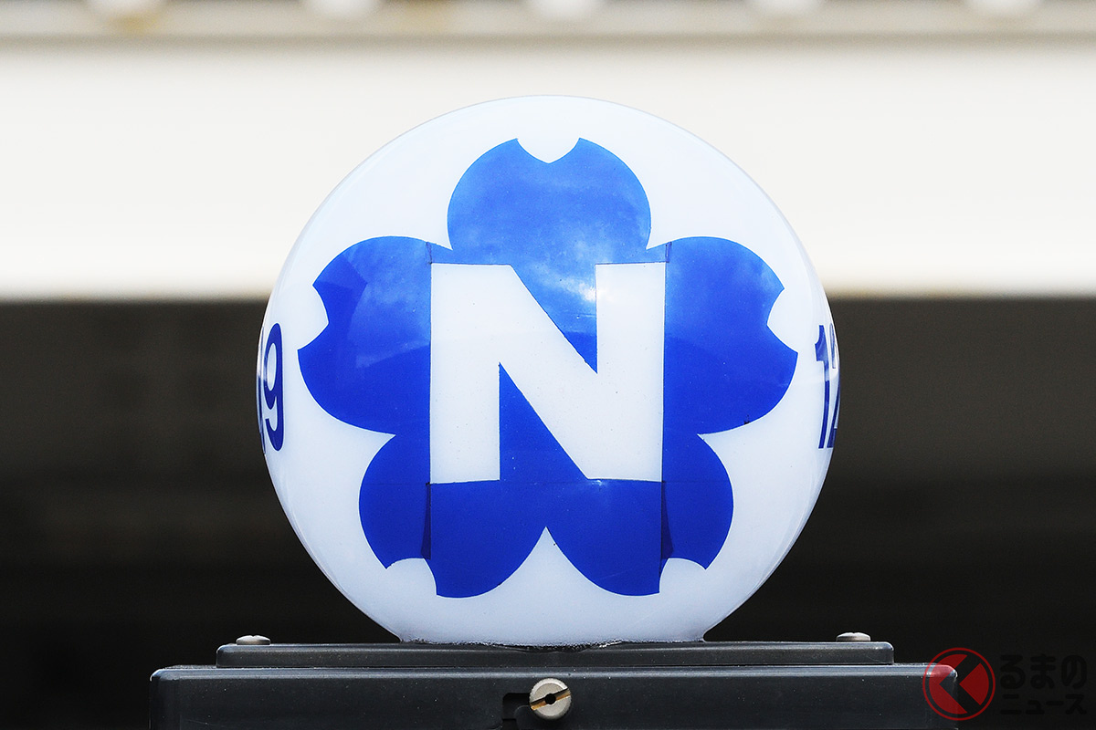 タクシーの行灯はただのシンボルマークではなかった? 重要なときに赤く点滅する意味とは