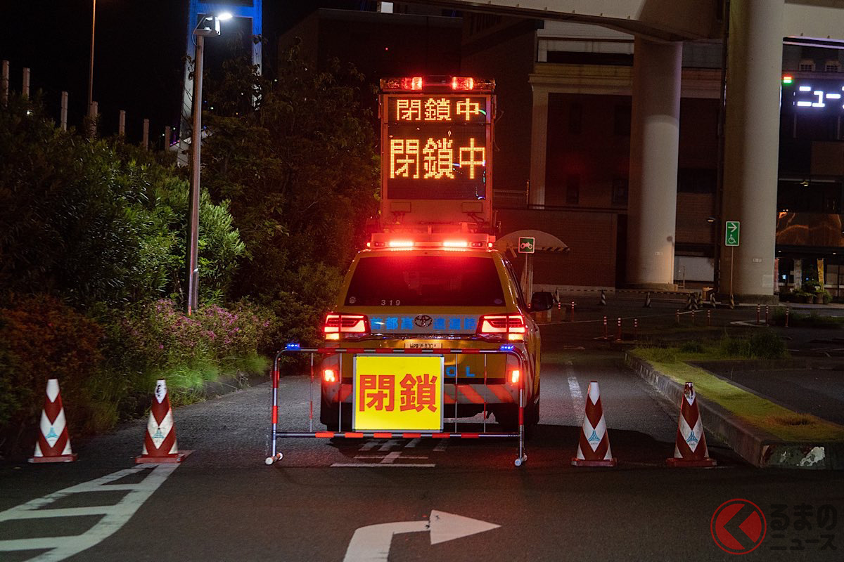 公団のパトロールカーがPA閉鎖を呼びかけている(撮影:加藤久美子)