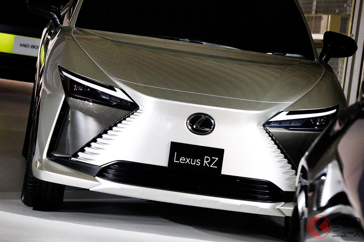 突如として公開されたレクサス新型「RZ」。グリルレスながらスピンドルらしさは健在!