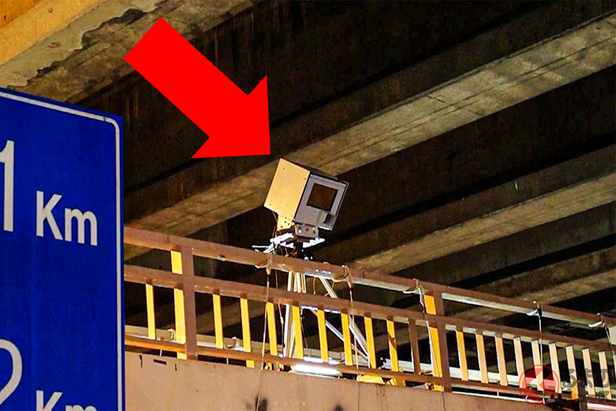 移動式オービスと勘違いされやすい歩道橋上の機器（Photo：オービスガイド）