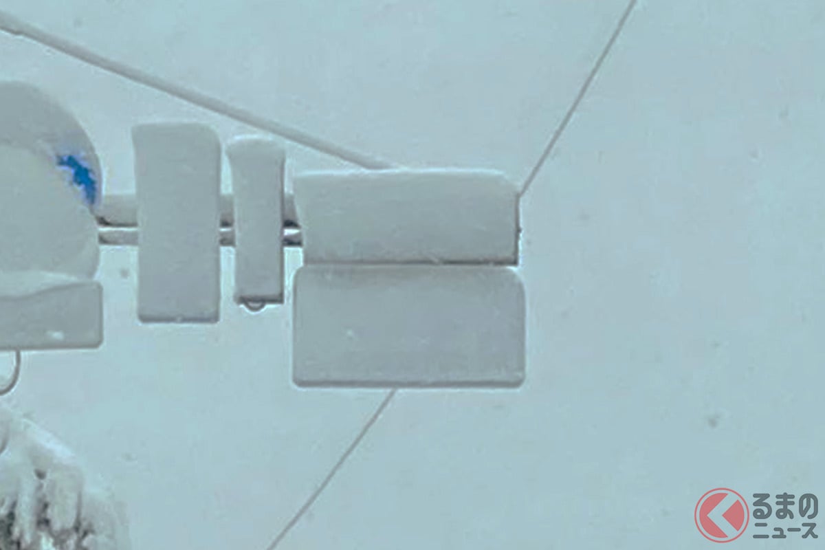 雪のせいでまったく見えない薄型フラット信号機(画像提供:楠木昴流_official 自動車色鉛筆絵師)