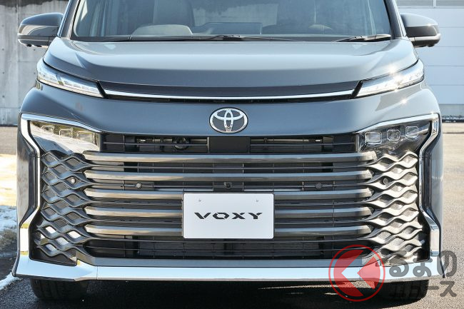 限界突破したオラ顔のトヨタ新型 ヴォクシー が売れている 受注1か月の動向はいかに くるまのニュース