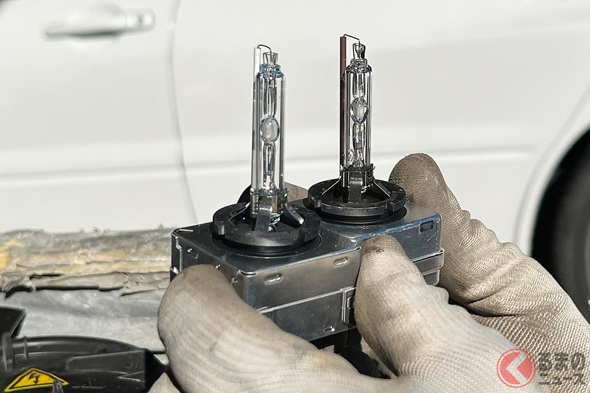 左が新しいバーナーで右が純正バーナー(中央のガラスの膨らみが異なり色味も違う)