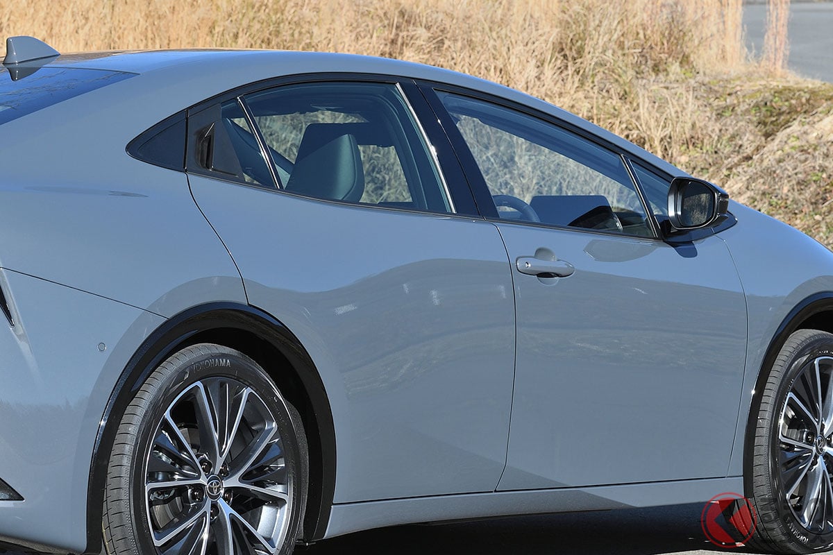 トヨタ「プリウス」後席のドアハンドルどこにある?