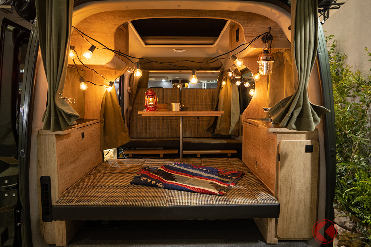 え、ホントにこれが軽!? ロンドンブーツ1号2号 田村淳さんがプロデュースしたスズキ「エブリイ」ベースの軽キャンピングカー「EVERY little D. HAZEL edition」